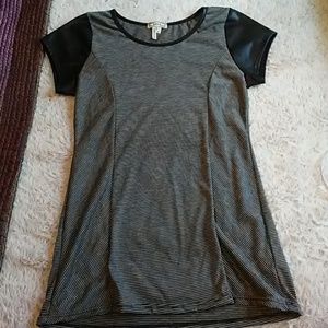 Kirra top w/ faux leather sleeves & collar.